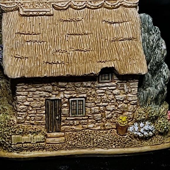 Lilliput Lane | Parsley Cottage | Symbol of Membership - Picture 9 of 12